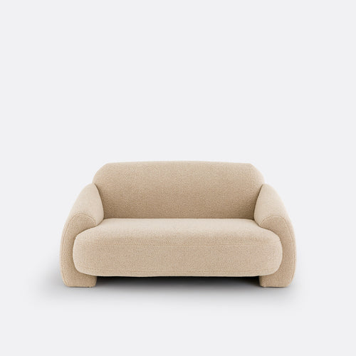 Canapé 2 places en bouclette beige vu de face sur fond clair